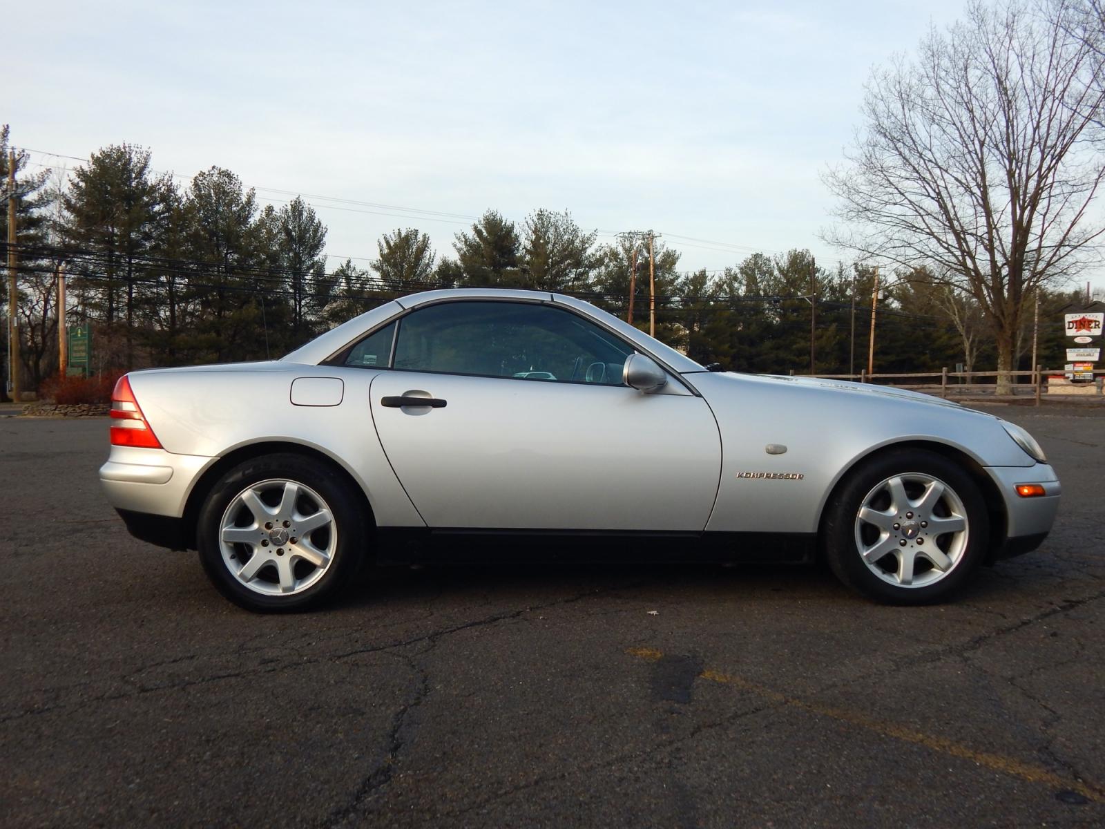 2000 Silver /Black Leather Mercedes-Benz SLK SLK230 (WDBKK47F2YF) with an 2.3L 4 cylinder supercharged engine, Automatic transmission, located at 6528 Lower York Road, New Hope, PA, 18938, (215) 862-9555, 40.358707, -74.977882 - Photo #5